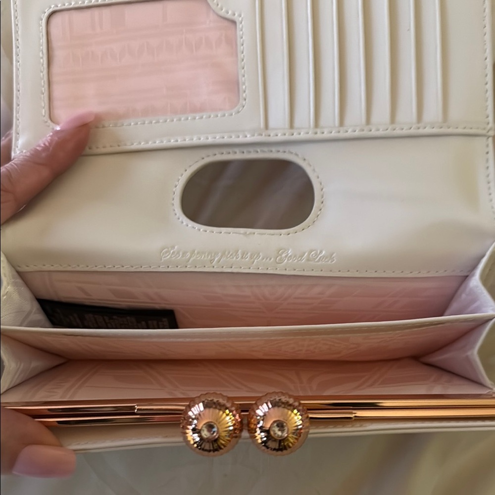 Elegant Floral Clutch in White and Red - Picture 4 of 6